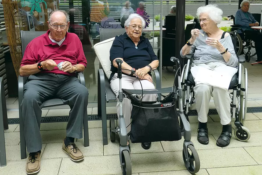 Zwei Glace-Naschkatzen und ein Glace-Naschkater: Annemarie Ulrich (r.), Dorli Trütsch (M.) und Werner Ziltener.