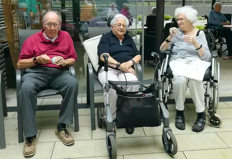 Zwei Glace-Naschkatzen und ein Glace-Naschkater: Annemarie Ulrich (r.), Dorli Trütsch (M.) und Werner Ziltener.
