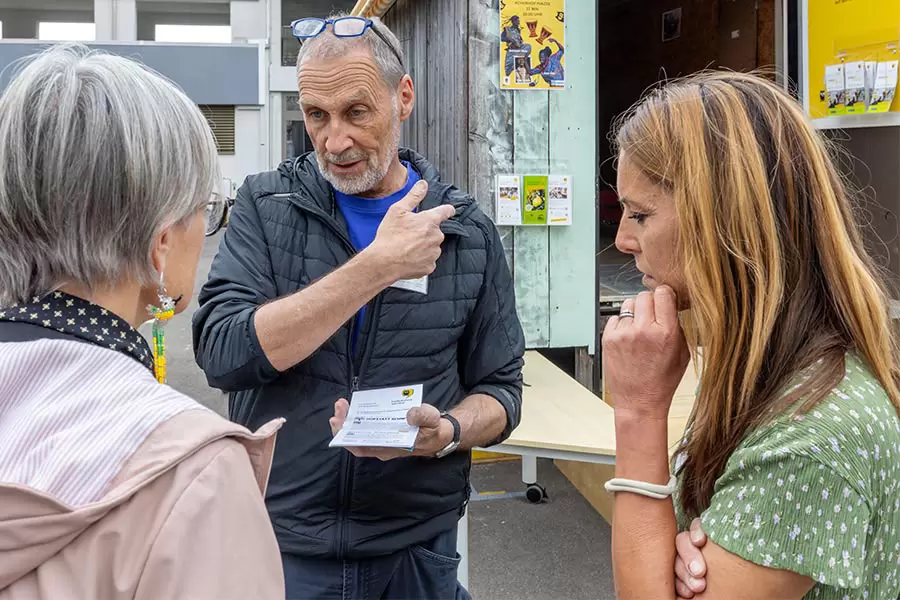 Aus erster Hand! – Andreas Feyer, Projektleiter Quartierbüro Acherhof, informiert zwei Besucherinnen.