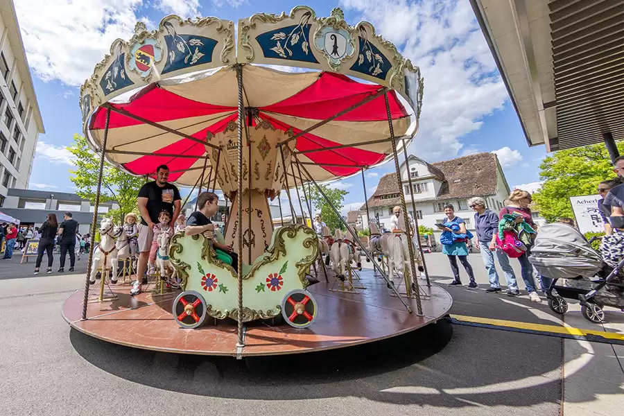 Auf der Acherhof-Piazza gibt’s am Entdeckweg-Eröffnungsfest Attraktionen wie ein Karussell oder eine grosse Hüpfanlage, Spiele aller Art sowie Speis und Trank für alle. Zudem treten der Barfuss-Barde Christoph Schön mit Ohrwürmern und als Abschluss des Nachmittags die mitreissende senegalesische Trommler- und Tanzgruppe von Nago Gueye Koité auf.