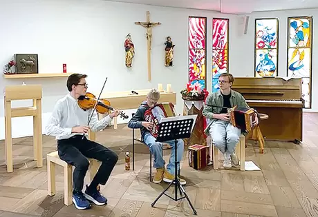 Von links nach rechts: David Björndalen (Violine), Kilian Bürgi (Akkordeon) und Livio Müller (Schwyzerörgeli).