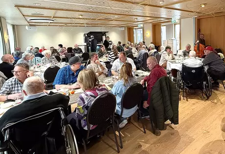Der Brunch für die Bewohnenden und ihre Angehörigen findet Anklang: «üse Saal» ist voll besetzt.