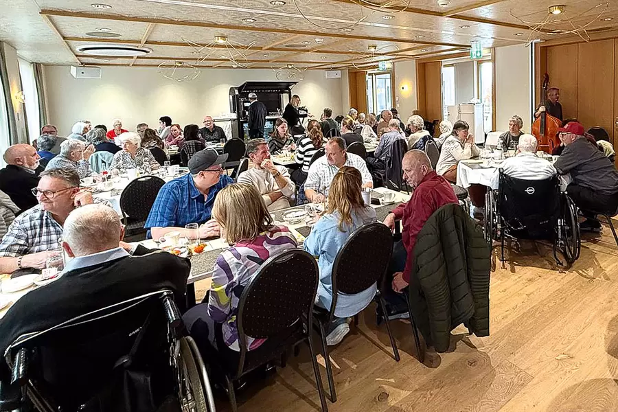 Der Brunch für die Bewohnenden und ihre Angehörigen findet Anklang: «üse Saal» ist voll besetzt.