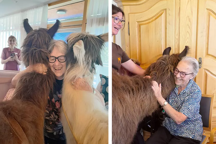Zwischen den beiden Lamas fühlt sich Bewohnerin Maria Steinegger (l.) sichtlich wohl. Bewohnerin Katharina Auf der Maur schultert Sirius.