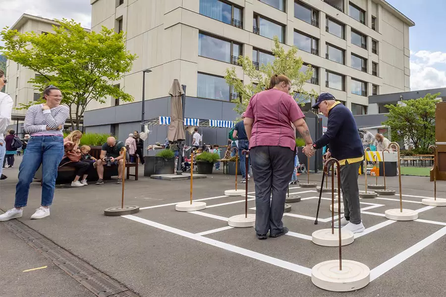 Stocktechnik! – Das Nüünistei mit praktischen Griffen auf Hüfthöhe lädt künftig zum Spielen auf der Acherhof-Piazza ein.