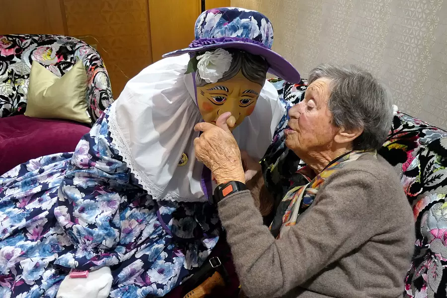 … um sodann gnadenlos zu intrigieren und zu schäkern.