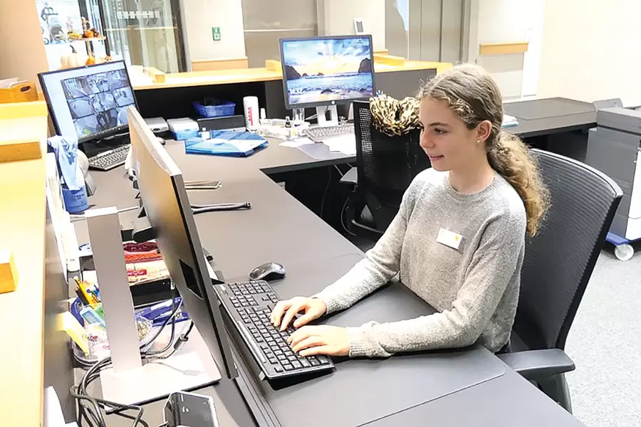 Wie echt mit Namenstäfeli am Puli und mit Zehnfingersystem am Compi: Samira in der Administration.