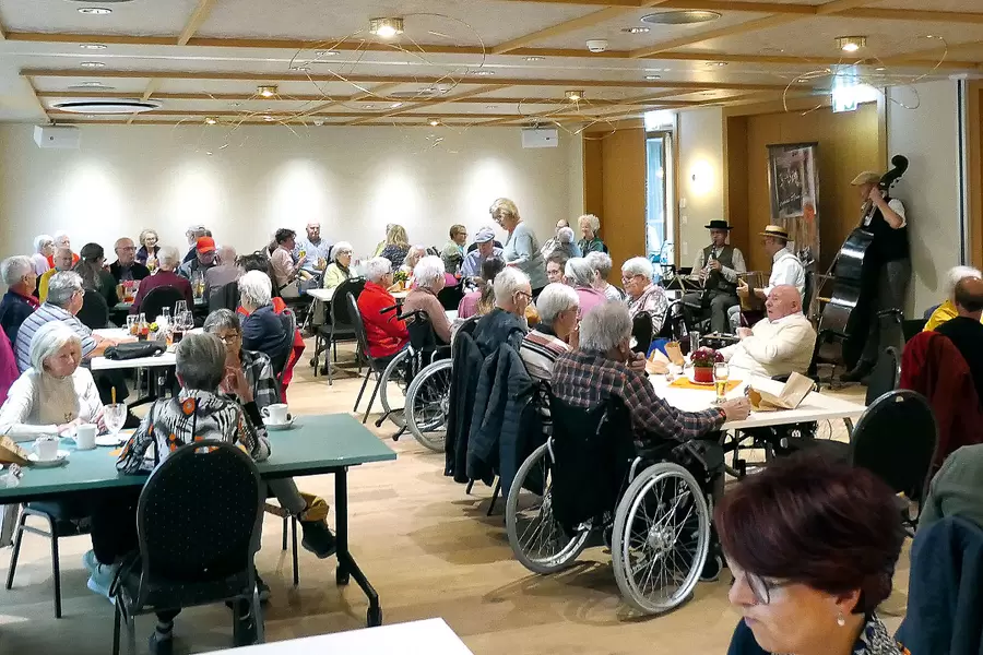 Gemütliches Beisammensein am Schärme «i üsem Saal».