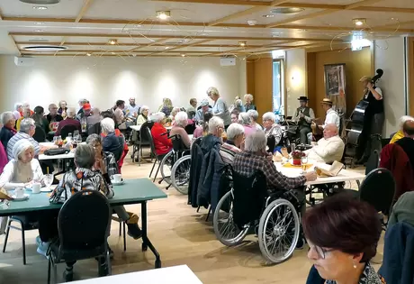 Gemütliches Beisammensein am Schärme «i üsem Saal».