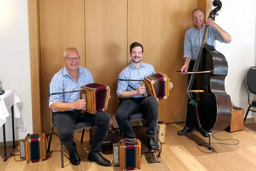 Das Ländlertrio Andreas (Mitte) und Seebi Schibig mit Toni Bürgler am Bass spielt «i üsem Saal» auf.