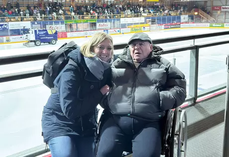 Alois Fischer und Begleiterin Katharina Helml in der Eishalle Zingel.