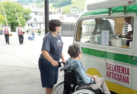Annika Heinzer, Mitarbeiterin Aktivierung, und Bewohnerin Bethli Schelbert  suchen ein Glace aus, während das Alphornduo schon im Anmarsch ist.