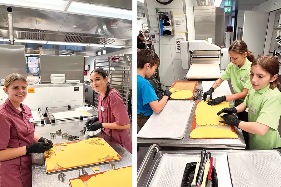 In der Acherhof-Küche guetzlen Lea und Ilana. Auch Sandro, Lejla und Jamie und macht das Guetzeln sichtbar Spass.