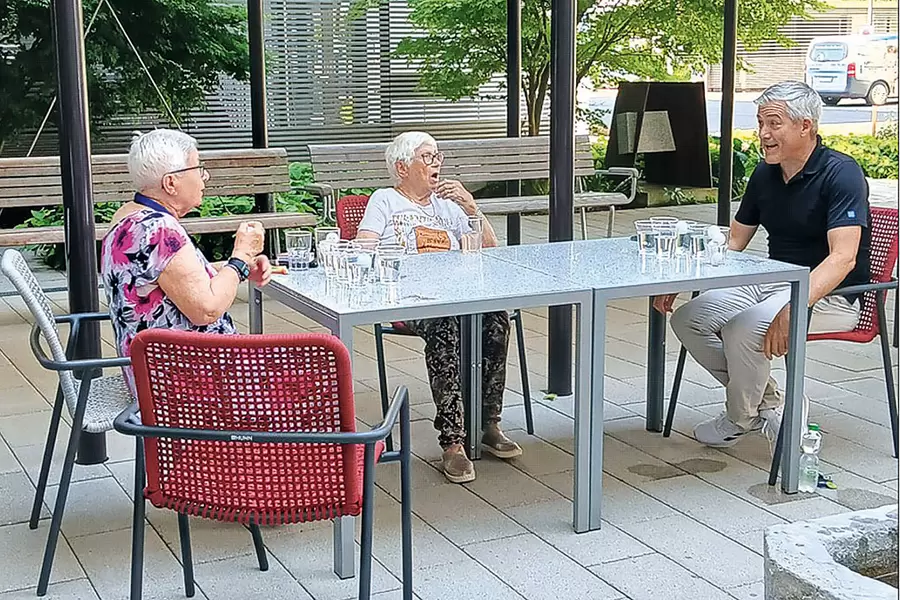 Lukas Gisler, Leiter Geschäfts­bereich Alterszentrum Acherhof, und Bewohnerin Giuseppa Conte (l.) spielen auf dem schattigen Plätzli mit grosser Begeisterung das (alkoholfreie!) «Wasserpong», derweil Bewohnerin Maria-Louise Ulrich die Punkte zählt.
