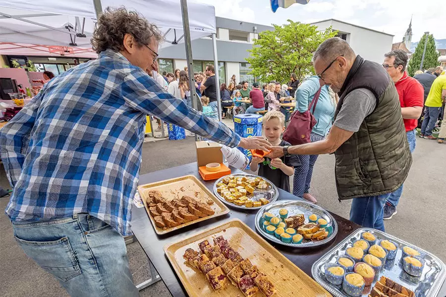 Süsse Sache! – Privatschule Hofstatt- Lehrer Peter Schibli betreut den Stand mit Kuchen und Muffins, die in der Schulküche gebacken wurden.