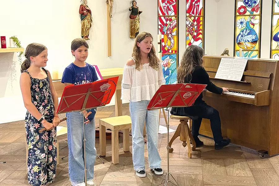 Andrea, Erika und Isabelle bilden die Kinderband.