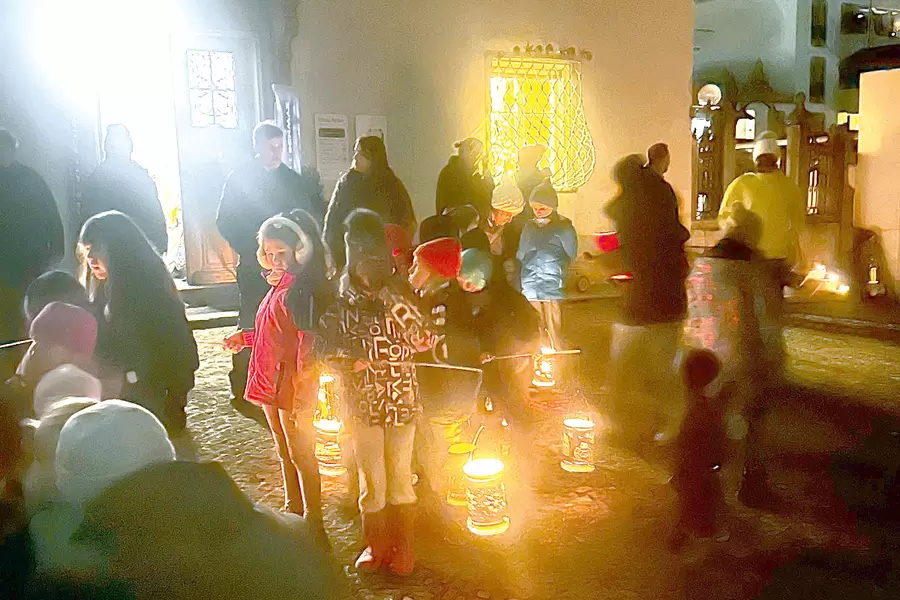 Zauberhafte Lichtstimmung auf dem Pausenplatz der Privatschule Hofstatt, die im historischen Haus Acher daheim ist.