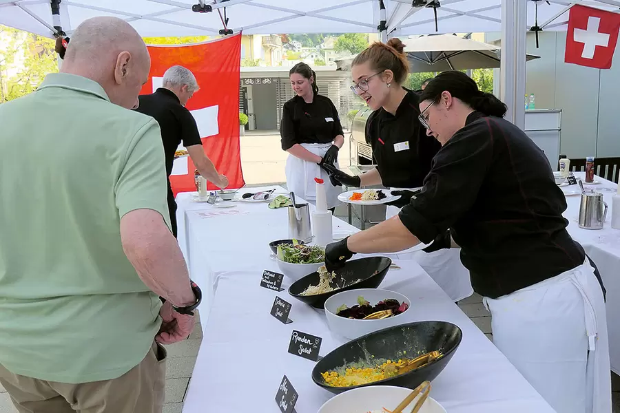 Grillbuffet auf der Acherhof-Piazza.