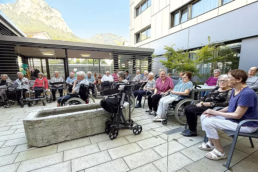 Leider nicht im Bild: Während des Konzerts flogen einige Aeroplane über die Mythen, als ob sie von der luftigen Musik auf dem Acherhof-«Plätzli» gewusst hätten.