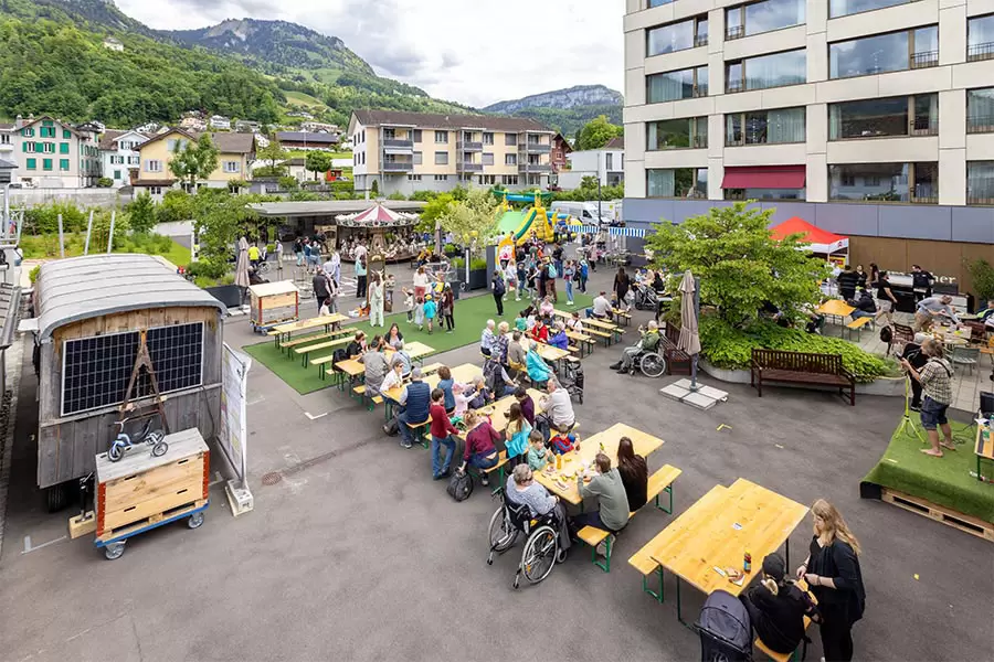 Den ganzen Nachmittag des 17. Mai 2025 herrscht auf der Acherhof-Piazza reges Entdeckerweg-Eröffnungsfest-Treiben.