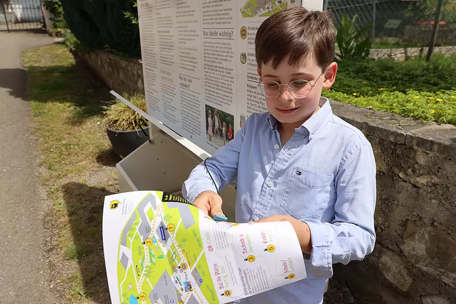 Bei jeder Station hängt eine Markierzange zum Abknipsen des entsprechenden Felds im Entdeckerweg-Flyer.