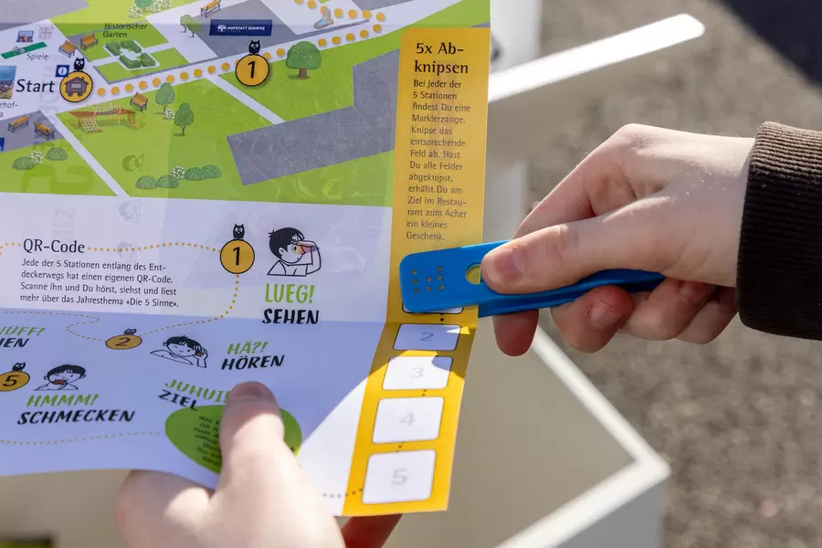 Bei jeder Station hängt eine Markierzange zum Abknipsen des entsprechenden Felds im Entdeckerweg-Flyer.