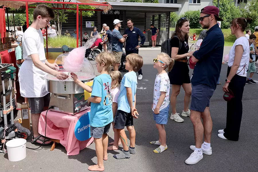 Schüler und Schülerinnen der Privatschule Hofstatt verteilen gratis Zuckerwatte.