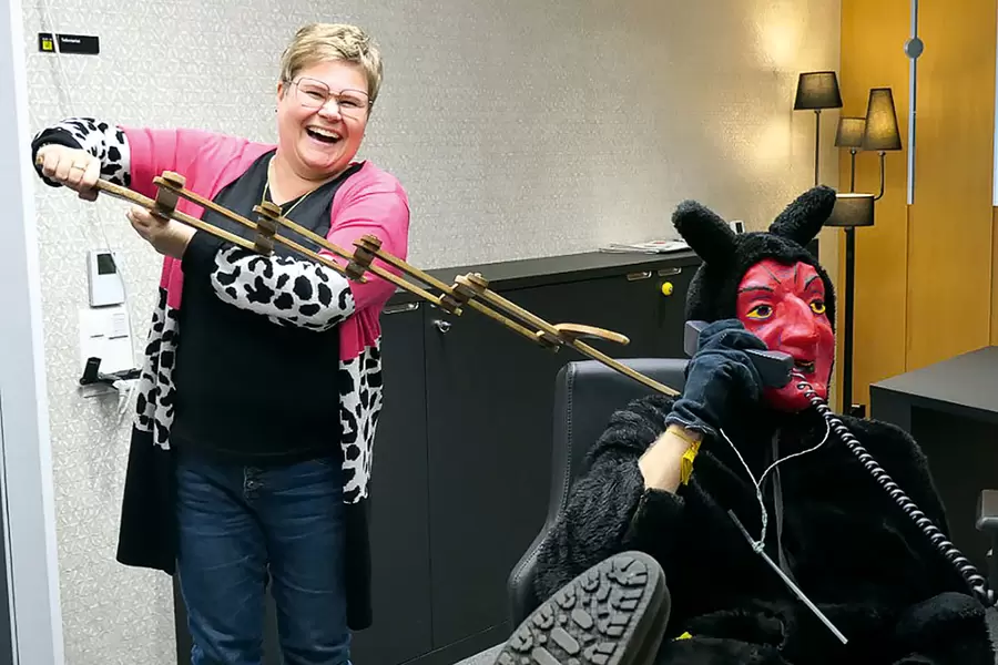 … ins Alterszentrum einfallen und in der Réception sogleich das närrische Oberkommando über, bzw. den Telefonhörer in die Hand nehmen.