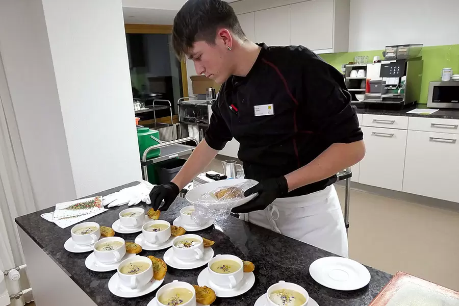 Das Küchenteam leistet vollen Einsatz.