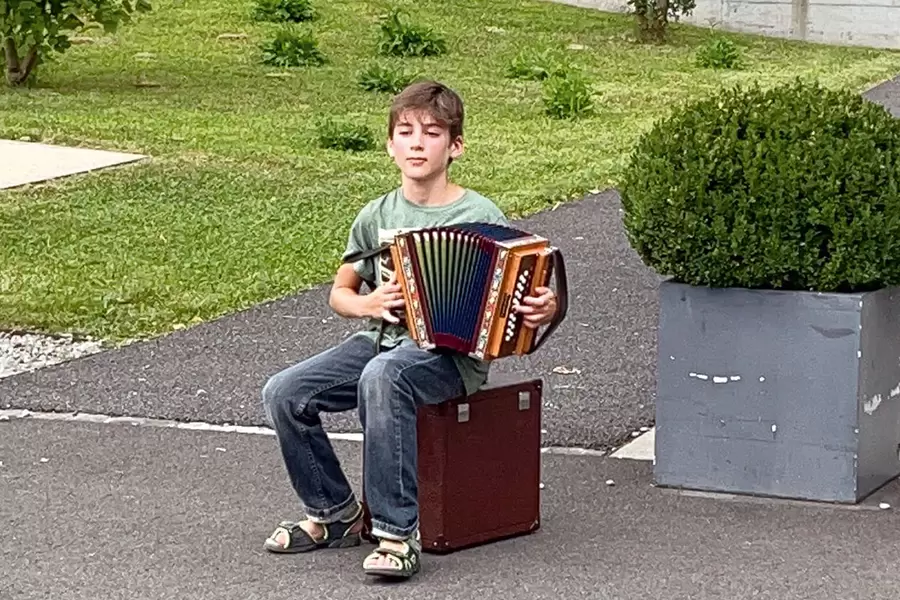 Sandro spielt Örgeli.
