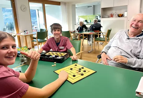 Generationenübergreifende Unterhaltung, die allen Beteiligten Spass macht: Lea und Fabio spielen Nünistei mit dem Bewohnenden Franz Stüssi.