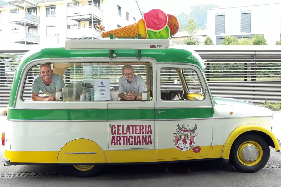 Dave (l.) und Renato De Lucchi in ihrem schönen Fiat Oldtimer. Ihre Gelateria Artigiana bietet viele feine Glacesorten an, die nicht nur am Glacewagen, sondern auch in ihren beiden Ladenlokalen in Brunnen und in Schattdorf genossen werden können.