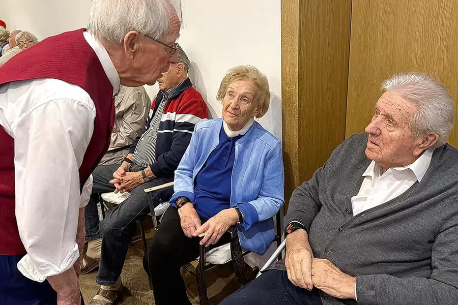 Jodler Friedl Kälin nach dem Konzert im Gespräch mit dem Bewohner-Ehepaar Nideröst...