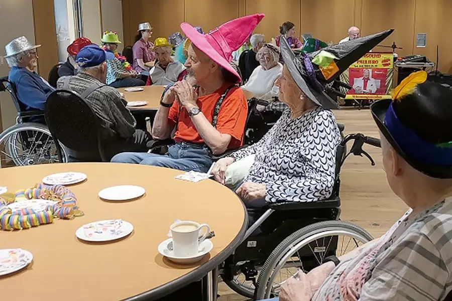 Von den taktreichen Künsten ihres Mitbewohners zeigen sich auch die Hexe und ihr Hexer beeindruckt.