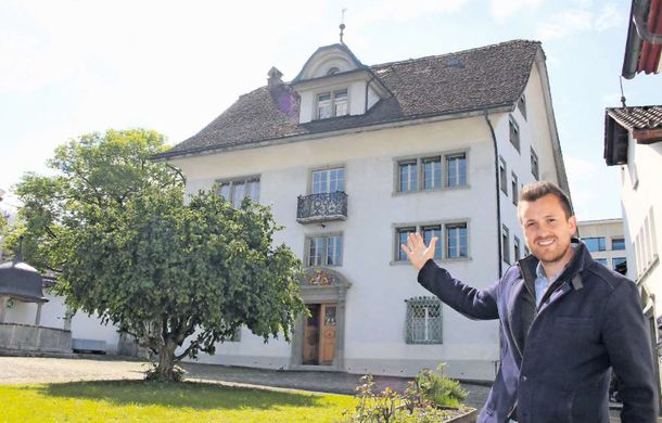 Die Tagesschule Schwyz zieht ins Haus Acher ein und ergänzt das Mehrgenerationenprojekt im Hauptort. Schulleiter Silas Inderbitzin und sein Team sind begeistert.