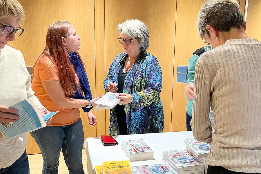Nach der Lesung nimmt sich die Bestsellerautorin viel Zeit fürs Gespräch mit den Besuchenden und signiert ihre Bücher.