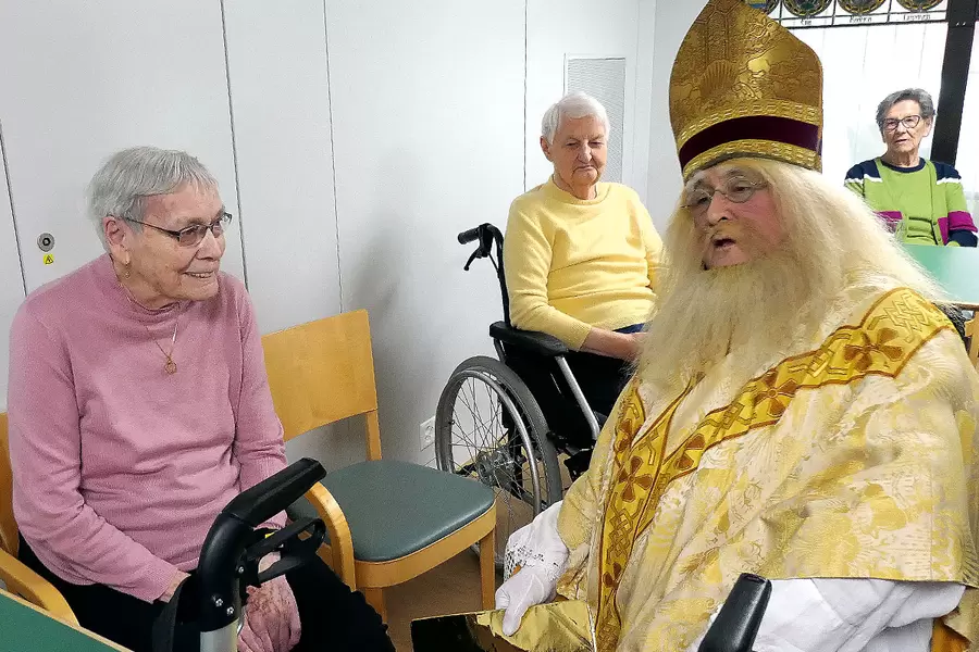 Von wegen Fitze: Der Samichlaus lobt die Bewohnerinnen (v. l. n. r.) Paula Nideröst, Mathilda Reichmuth und Gertrud Kirzenberger.