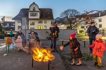 Die Winter-Feuer im Dorfquartier Acherhof werden mit trockenen Weihnachtsbäumen gefüttert.