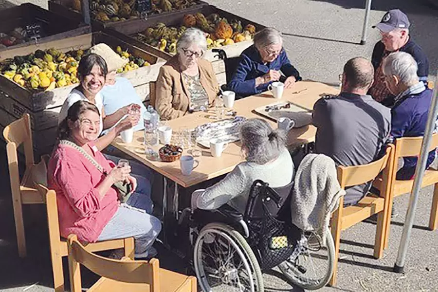 Die Gruppe aus dem Haus Franziskus beim Zvieri auf dem Kürbishof in Knonau.