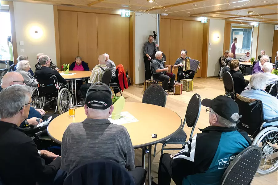 «i üsem Saal» herrscht unter den Teilnehmenden frühlingshafte Stimmung.