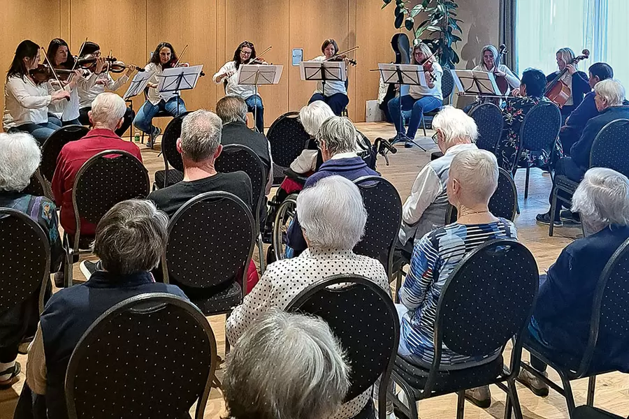 Die Musikerinnen spielen vor vollen Rängen.