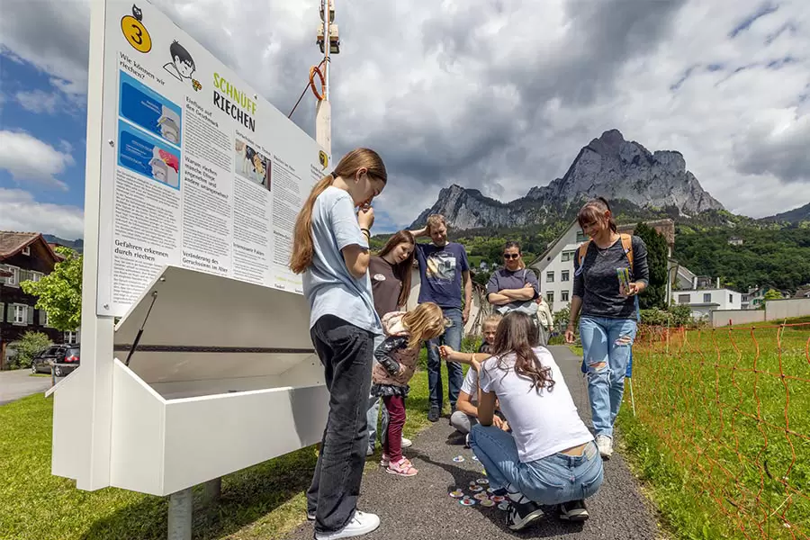 Entlang des neuen Entdeckerwegs Acherhof stehen fünf Stationen, an denen Jung und Alt die  fünf Sinne erleben können. An dieser Station erfährt man mehr übers Riechen.