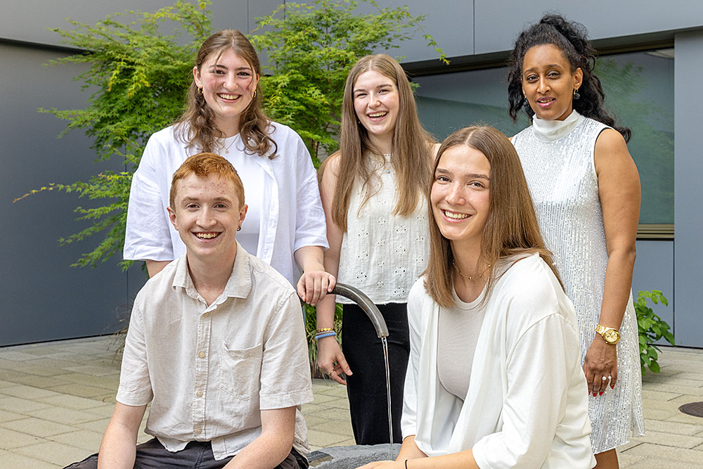 Vorne: Fabian Marty und Julia Laimbacher. Hinten v. l. n. r.: Theresa Zimmermann, Lea Heinzer und Salina Gherensie.