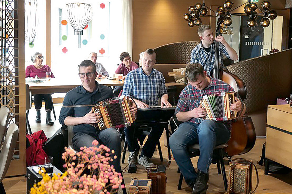 Die Rothenthurmer Formation Schuler-Schuler begeistert die Zuhörerschaft im Restaurant zum Acher.