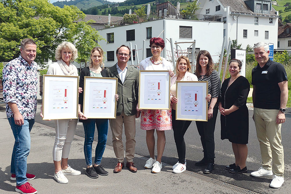 (v. l. n. r.) Thomas Elias (terzStiftung), Heidi Nideröst (Leitung Pflege und Betreuung), Karin Gehrig (Verantwortliche HR), Felix Lienert (Geschäftsführer Stiftung Acherhof), Maria Pürro (Leitung Hauswirtschaft), Samira Bhardwaj (Leitung Verwaltung / Finanzen), Tanja Suter (Leitung Geschäftsbereich Liegenschaften), Susanna Haziri (Co-Leitung Geschäftsbereich Gastronomie) und Lukas Gisler (Leitung Geschäftsbereich Alterszentrum). (v. l. n. r.) Thomas Elias (terzStiftung), Heidi Nideröst (Leitung Pflege und Betreuung), Karin Gehrig (Verantwortliche HR), Felix Lienert (Geschäftsführer Stiftung Acherhof), Maria Pürro (Leitung Hauswirtschaft), Samira Bhardwaj (Leitung Verwaltung / Finanzen), Tanja Suter (Leitung Geschäftsbereich Liegenschaften), Susanna Haziri (Co-Leitung Geschäftsbereich Gastronomie) und Lukas Gisler (Leitung Geschäftsbereich Alterszentrum).