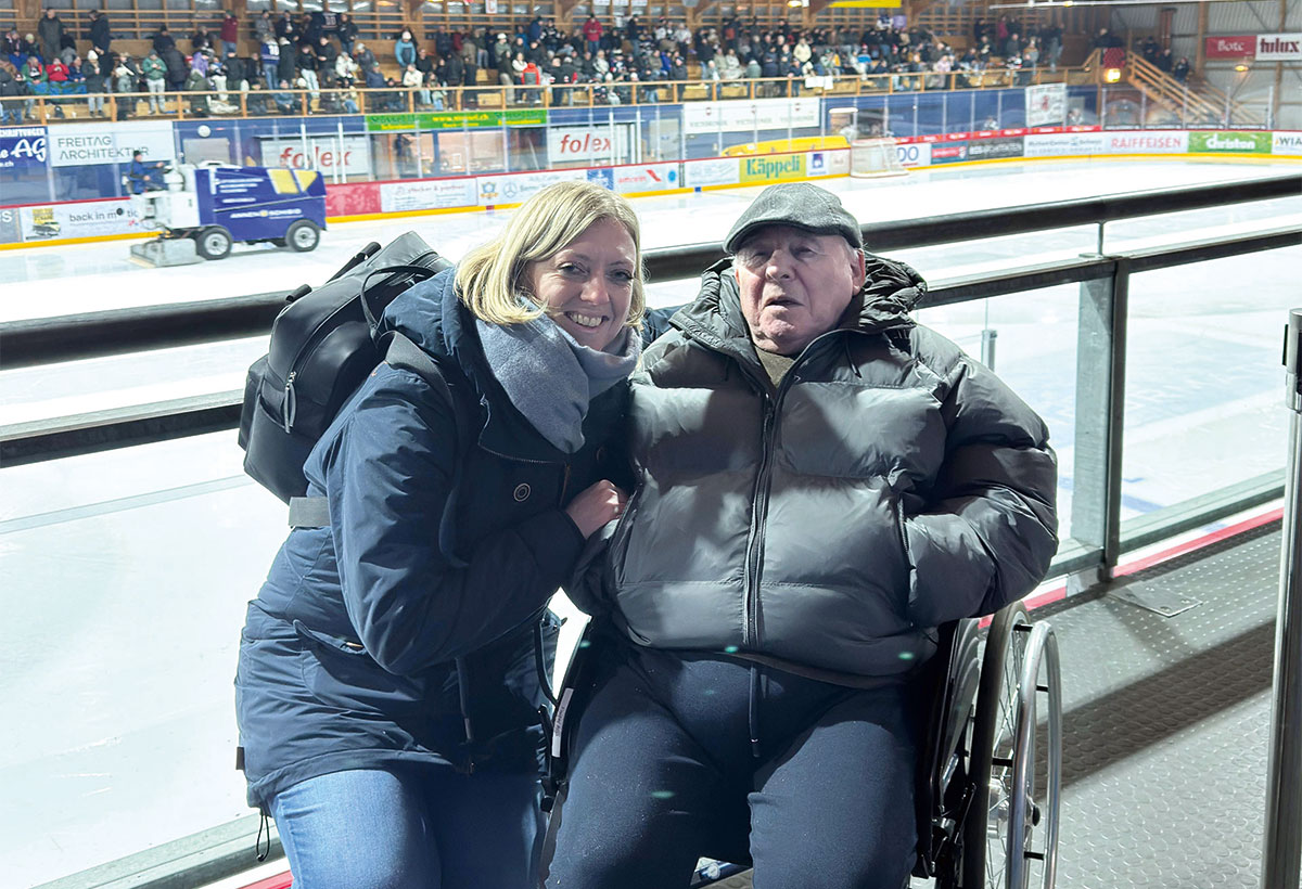 Alois Fischer und Begleiterin Katharina Helml in der Eishalle Zingel.