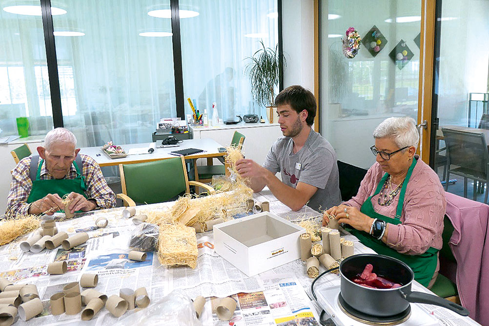 Alte Alltagsmaterialien erhalten in Form von Zündwürfeln einen neuen Sinn.
