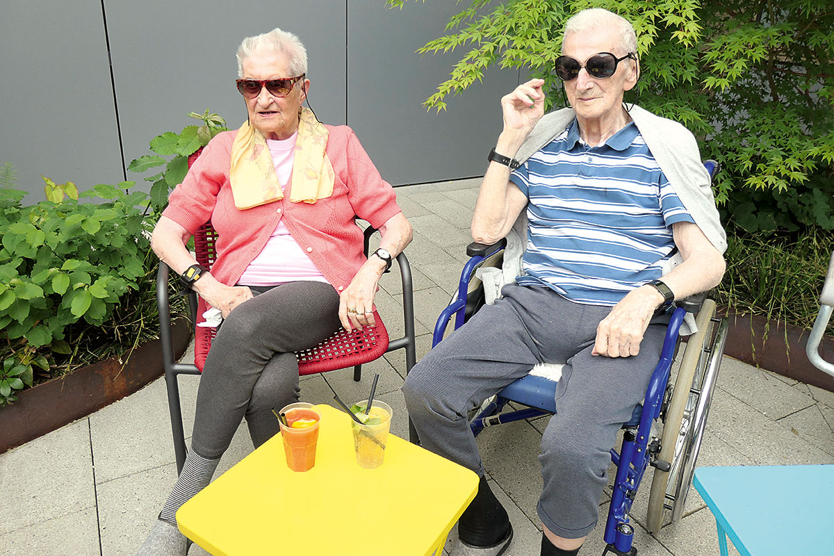 Die Bewohnenden Guglielma und Giovanni Dal Gobbo-Sommariva geniessen auf dem Plätzli kühle Cocktails.